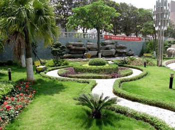 花(huā)園式(shi)學(xué)校園林綠化養護的(de)要求